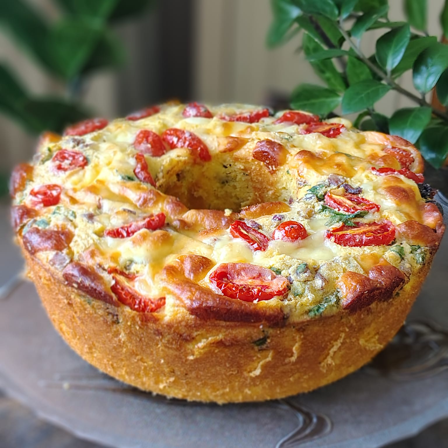 Bolo salgado de milho inteiro com recheio de calabresa, queijo e tomate