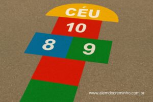 Amarelinha colorida representando a progressão entre retinal e retinol, com casas numeradas e a palavra Céu no topo, simbolizando avanço e equilíbrio nos cuidados com a pele.